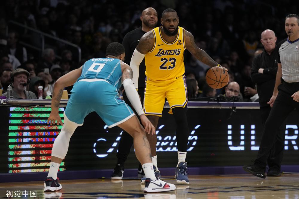 虎视眈眈的 虎视眈眈的