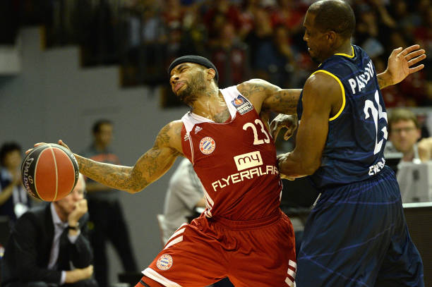 [NBA]詹姆斯击地妙传 戴维斯轻松抛投命中.