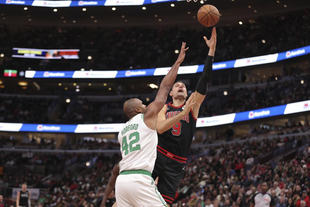 [NBA]卡斯尔快攻分球 凯尔登拉杆上篮打进.