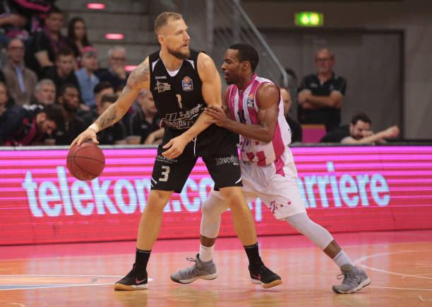 张伯伦后首人！字母哥两战轰71分32板30助：变身组织前锋