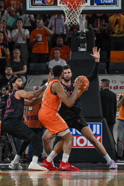 63秒3次失误！库里第二节结束前连续出错  勇士半场落后7分